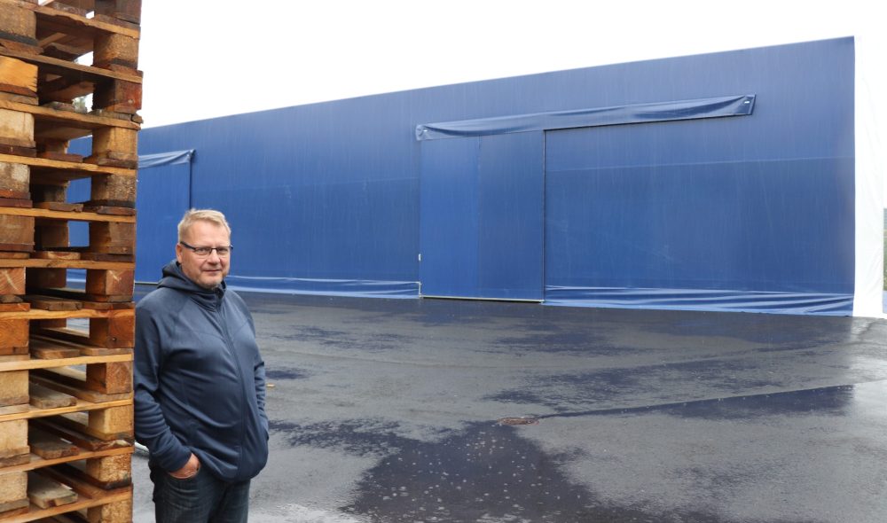 Kiertopakkauksen palveluista vastaava Timo Kaikkonen on tyytyväinen Tuusulaan rakennettuun uuteen palveluvarastoon,